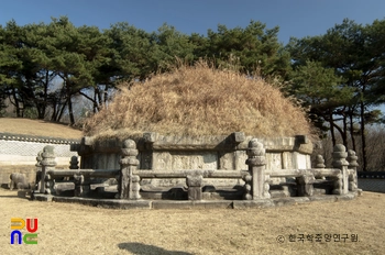 구리 동구릉 중 링케 슬롯 태조 건원릉 능침 좌측면