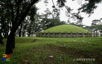 경주 신라 헌덕왕릉 좌측면