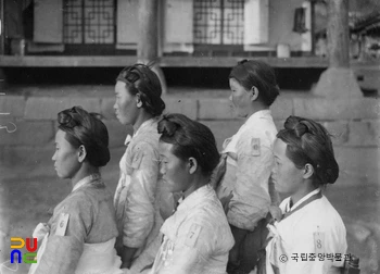 강원도 이천군 여인들의 머리 모양