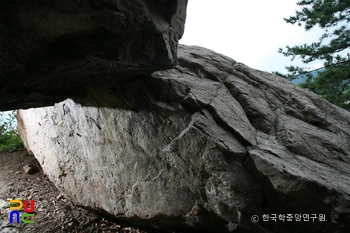 영암 엄길리 암각 매향명 정측면