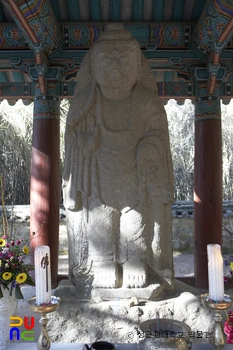 슬롯 게임 가입 머니 배동 석조여래삼존입상 중 본존불
