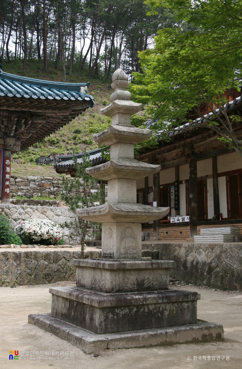 김천 청암사 다층석탑 정측면