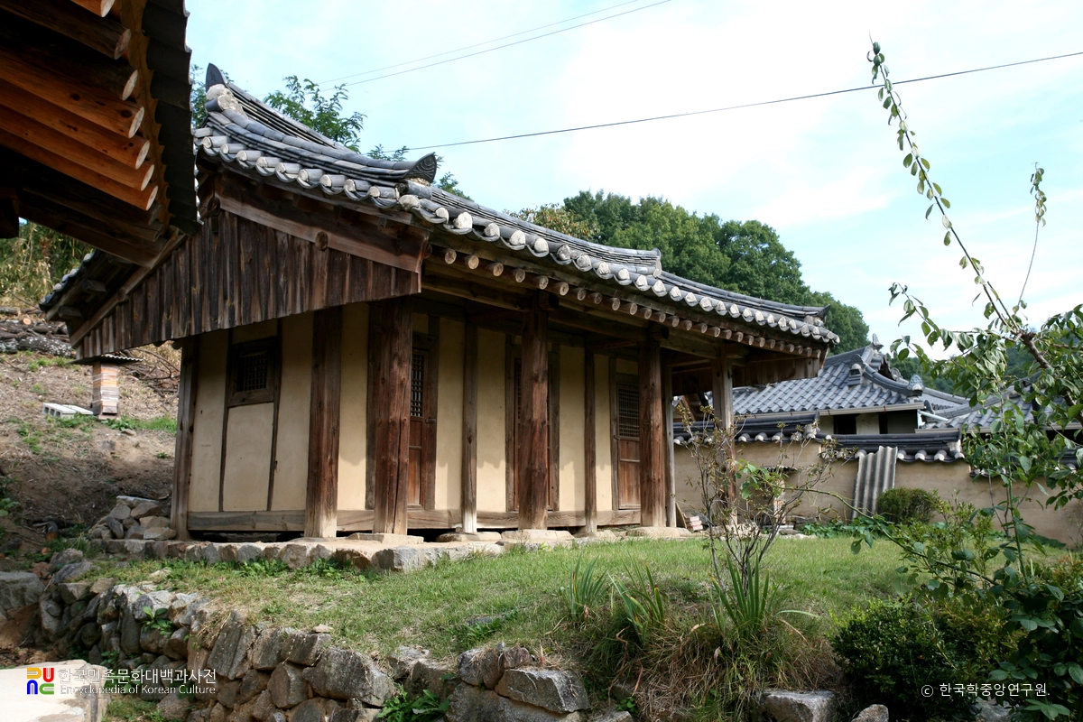 봉화 경암헌 고택 중 사당 정측면