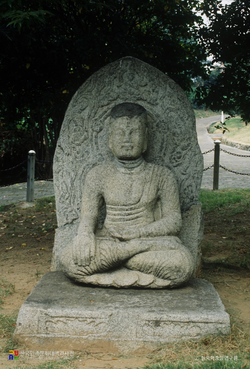 용화전 석조 여래 좌상