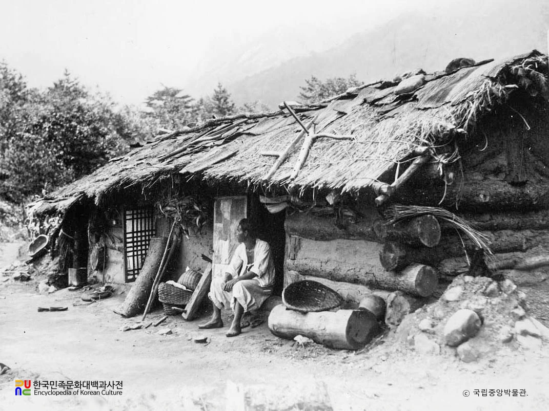 강원도 금강산에 위치한 귀틀집 정측면