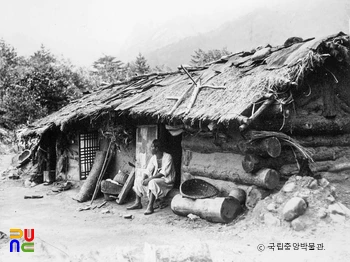 강원도 금강산에 위치한 귀틀집 정측면