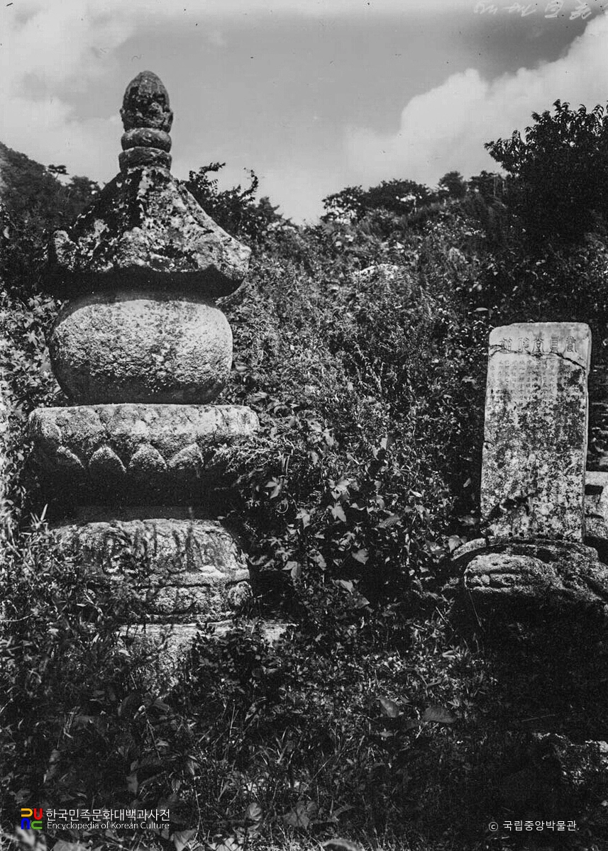 은율 원정사 양진당비와 승탑 전경