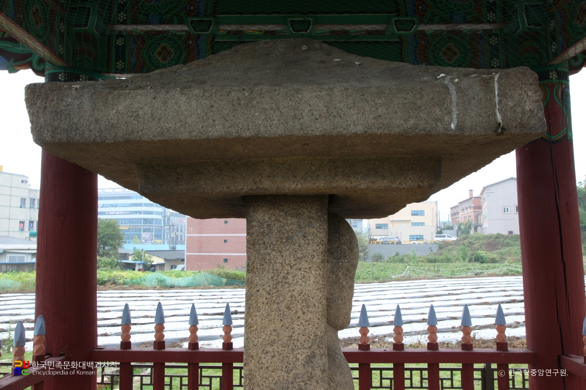 창녕 인양사 조성비의 지붕돌