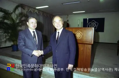 이현재(제20대 국무총리)와 강영훈(제21대 국무총리)　/　이취임식 당시 사진