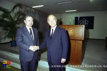 이현재(제20대 국무총리)와 강영훈(제21대 국무총리)　/　이취임식 당시 사진