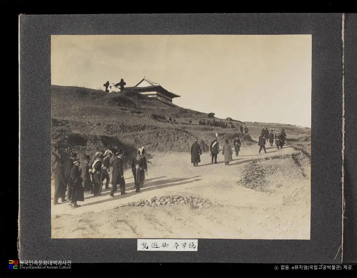 순종 서북순행 사진첩(사진)　/　19_의주 통군정 순람