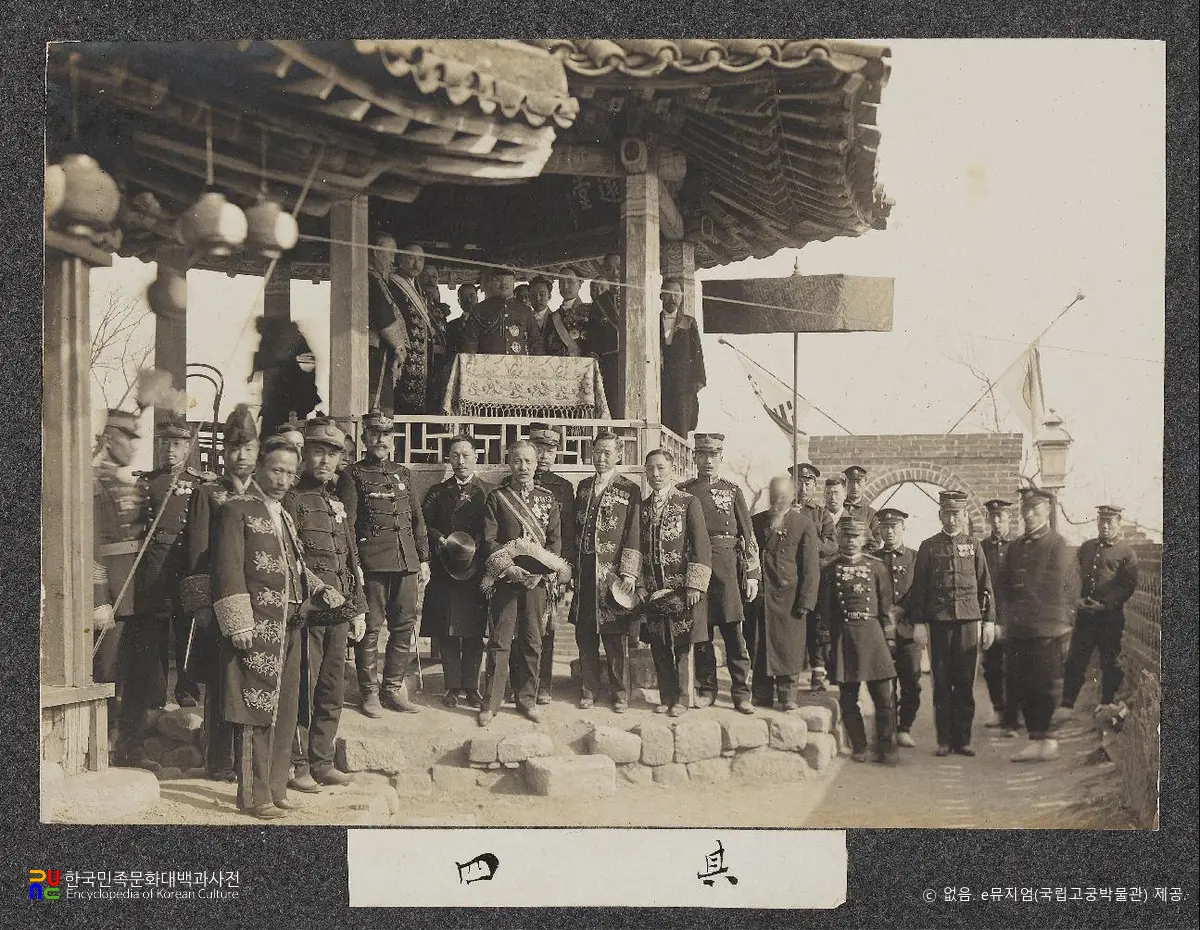 순종 서북순행 사진첩(사진)　/　42_평양 평원당 기념촬영