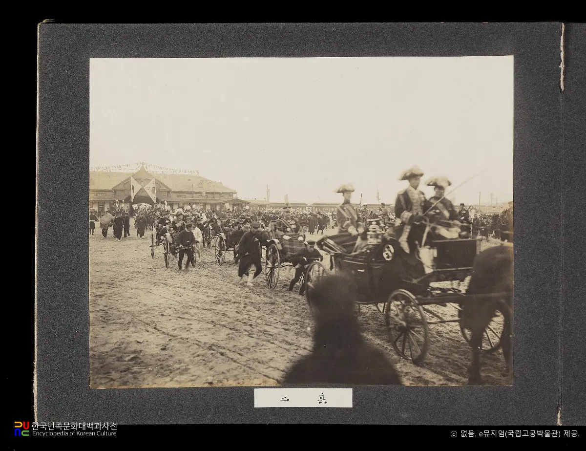 순종 서북순행 사진첩(사진)　/　05_평양역 앞