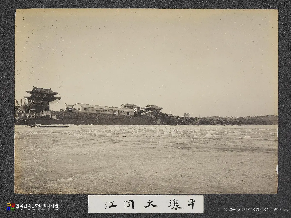 순종 서북순행 사진첩(사진)　/　44_평양성과 대동강