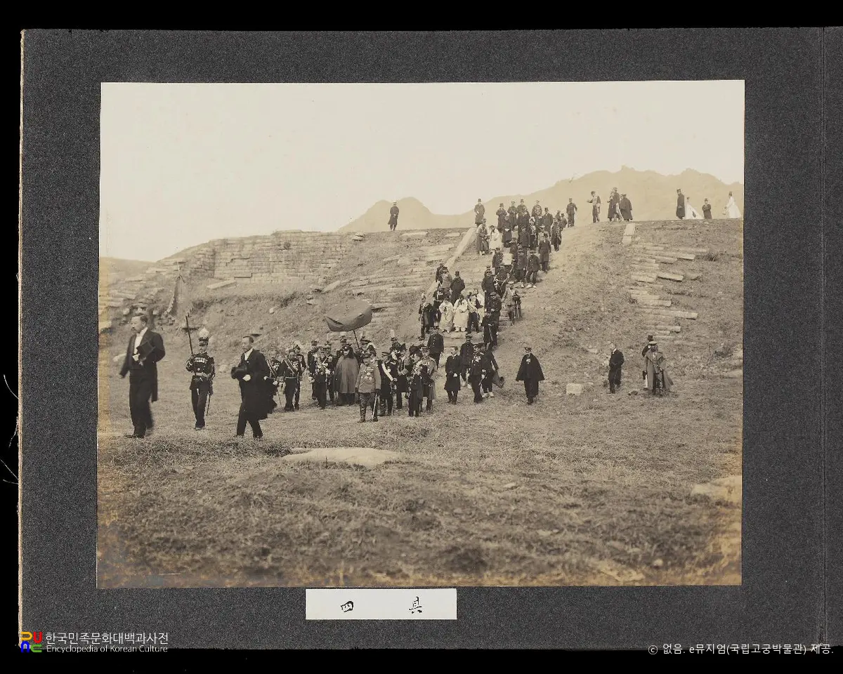 순종 서북순행 사진첩(사진)　/　52_개성 만월대에서 내려옴