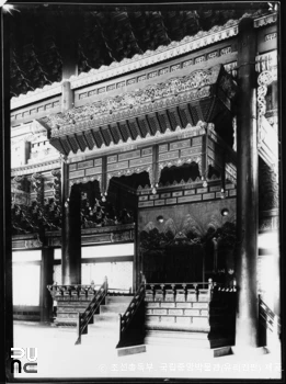 국립중앙박물관 소장 유리건판　/　서울 종로 경복궁 근정전 어좌