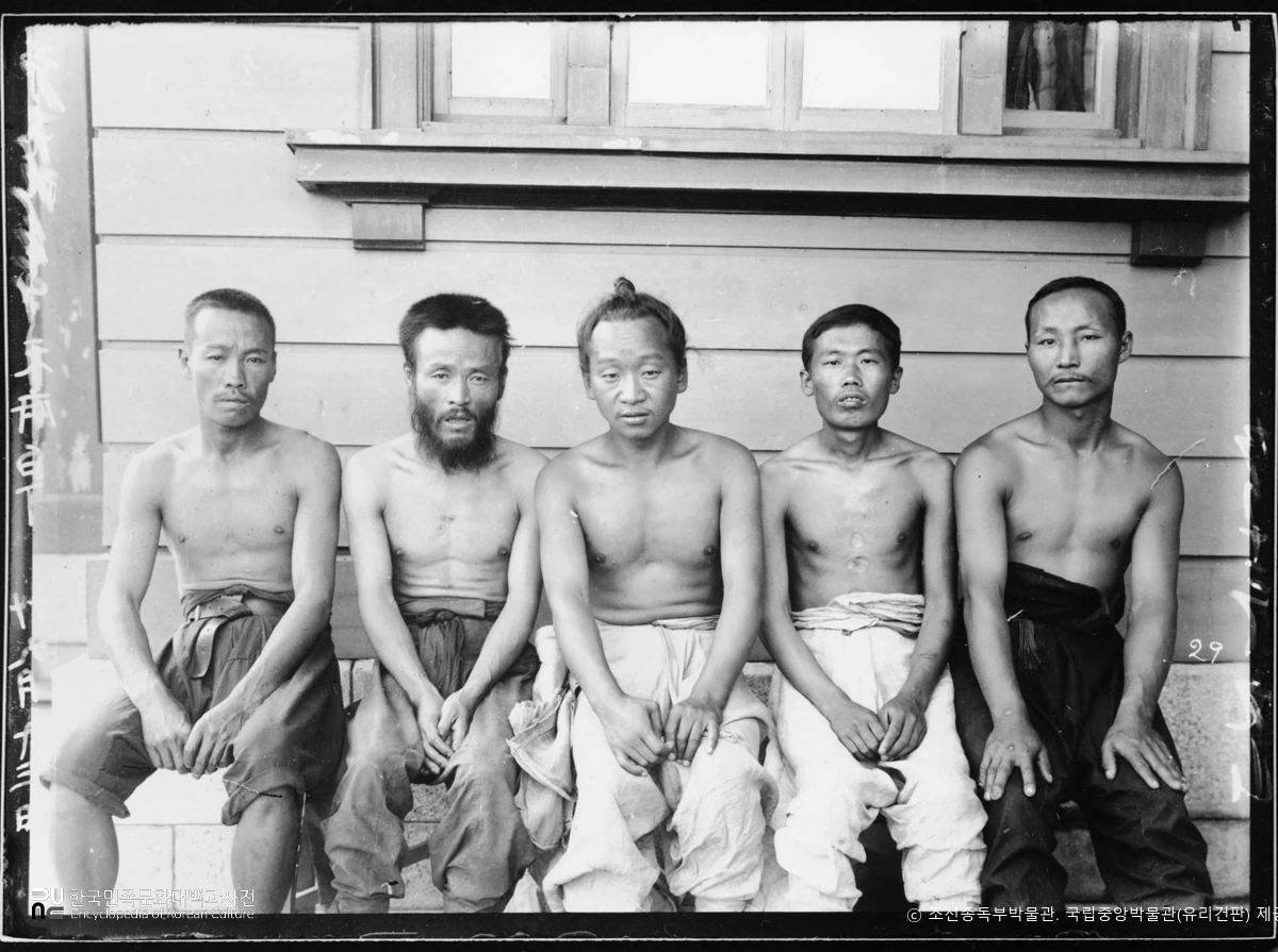 조선인 신체 측정 사진　/　원산 백정 남자 정면 체격측정