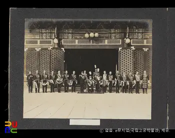 순종 서북순행 사진첩(사진)　/　60_창덕궁 인정전 앞 기념촬영