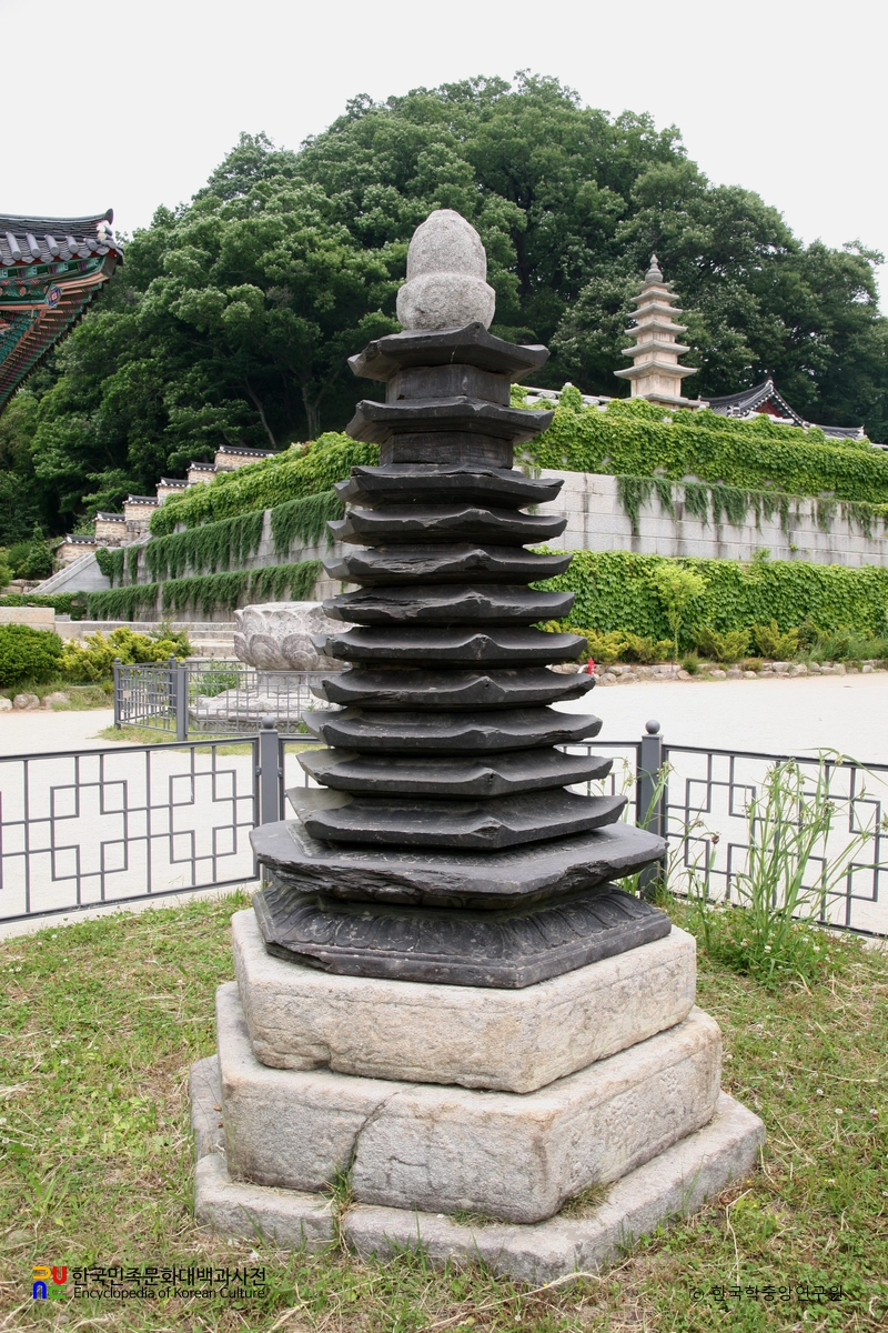 김제 금산사 육각 다층석탑 정측면