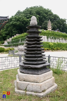 김제 금산사 육각 다층석탑 정측면