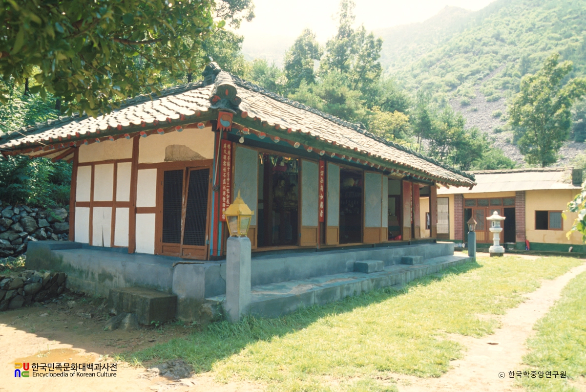 사천 백룡사 대웅전 정측면