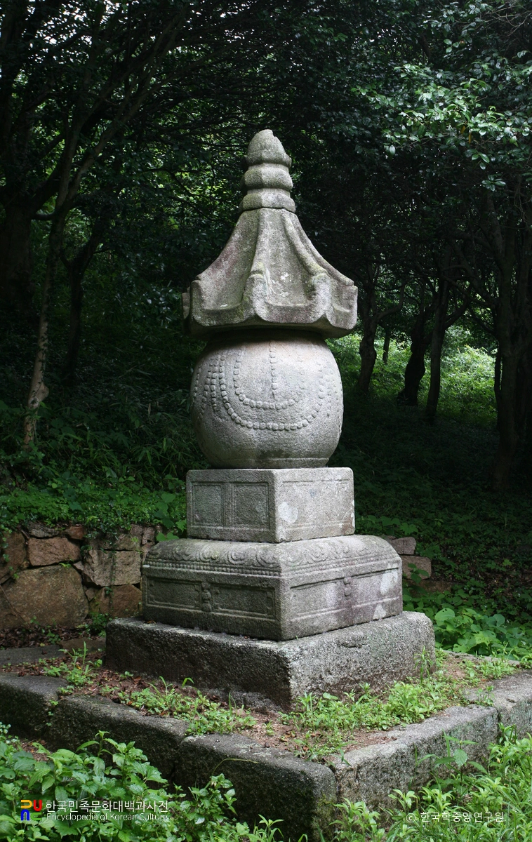 강진 백련사 원구형 부도 정측면