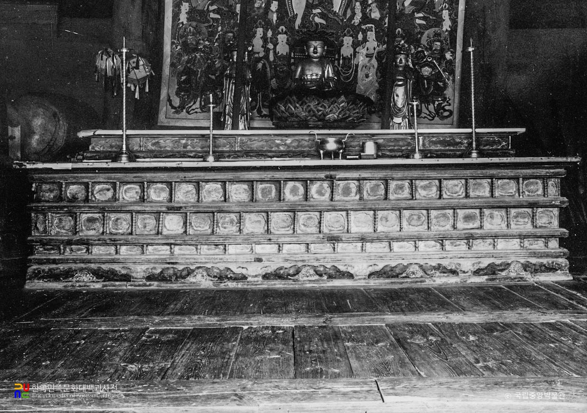 예산 수덕사 대웅전 불단 정면