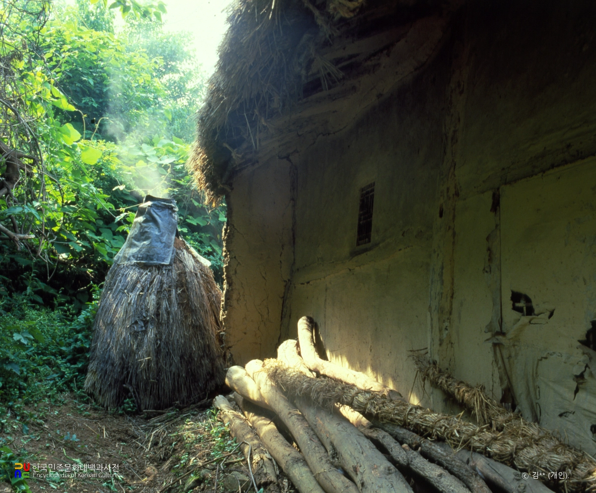 예산 오추리 고택 / 흙과 짚으로 만든 굴뚝