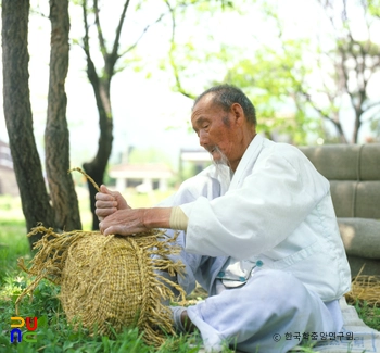 망태기 짜는 노인