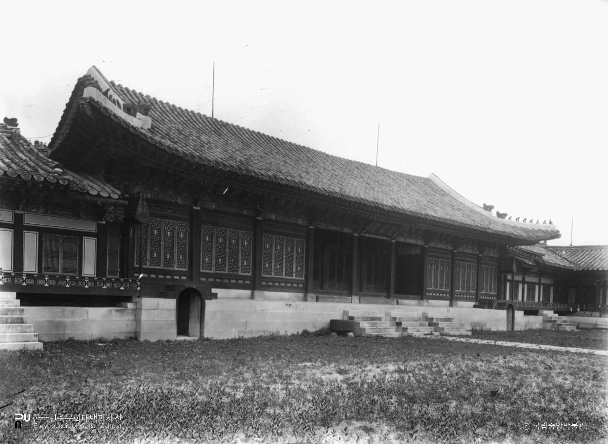 서울 경복궁 중 교태전 정측면