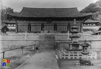 합천 해인사 대적광전과 삼층석탑 정면