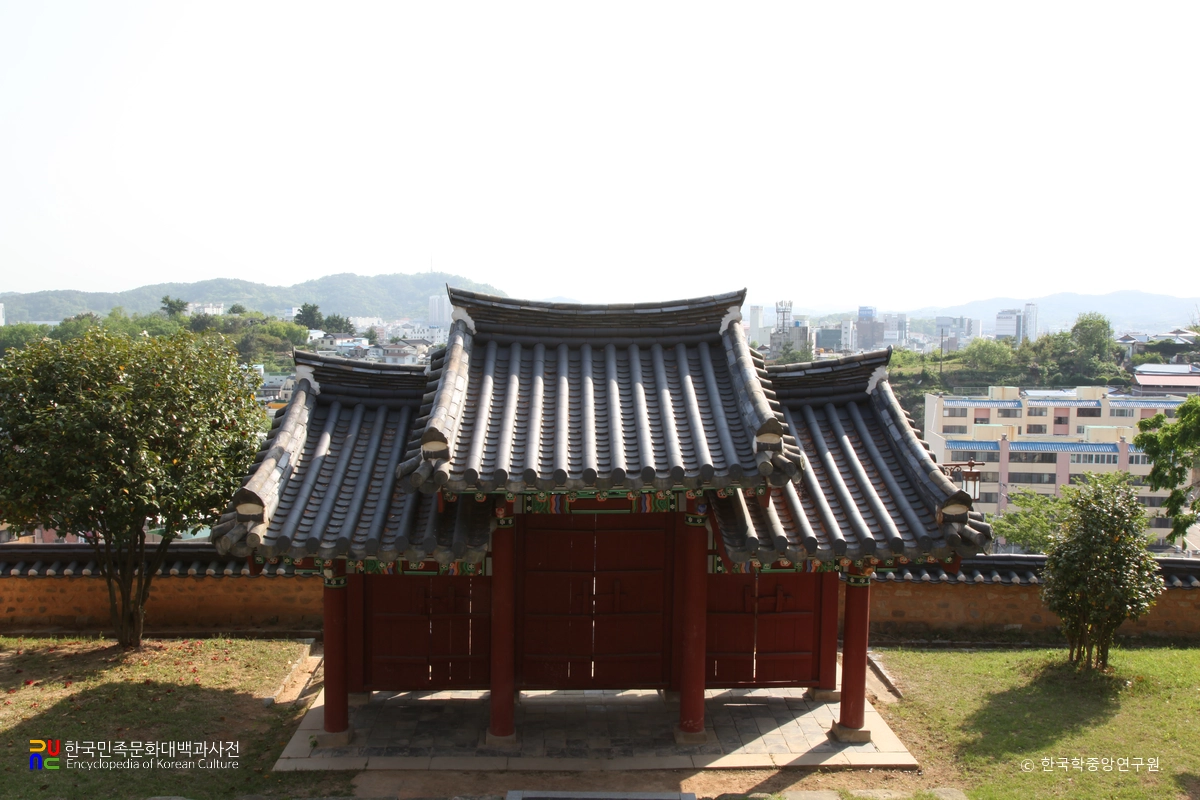 진주 진주향교 중 내삼문 후면