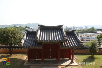 진주 진주향교 중 내삼문 후면