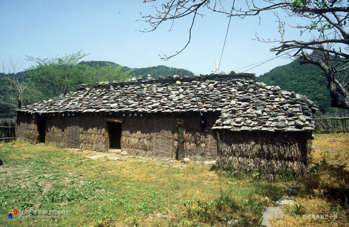 울릉 나리 너와 투막집과 억새 투막집 중 너와 투막집 전경