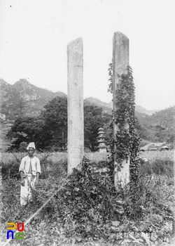개성 영통사 당간지주 정면