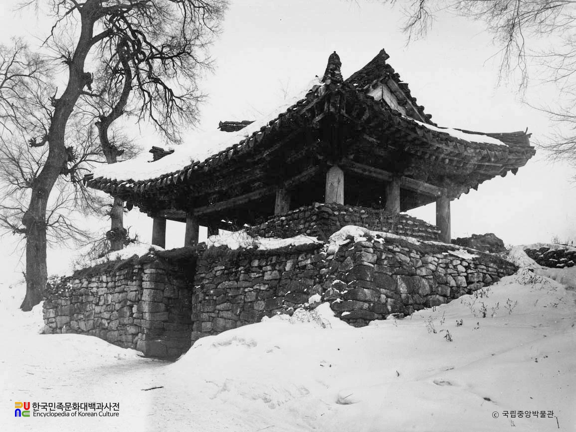 강계 인빈문 좌측면