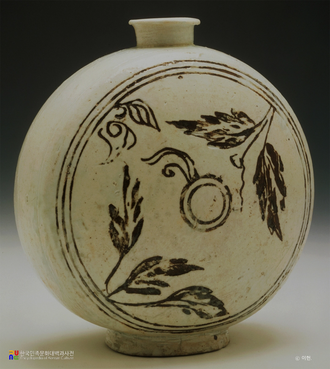 백자 상감 모란잎문 편병