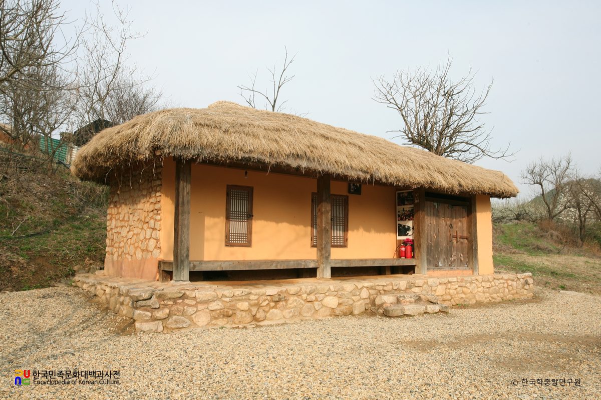 군위 김수환 추기경 생가 측면