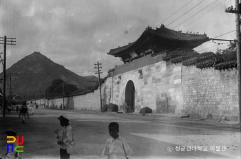 서울 경복궁 중 영추문 정측면