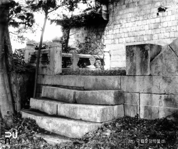 서울 경복궁 중 신무문 석단과 석제난간 정측면