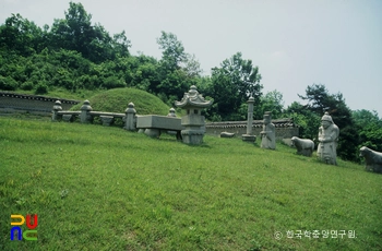 고양 서오릉 중 홍릉 정측면