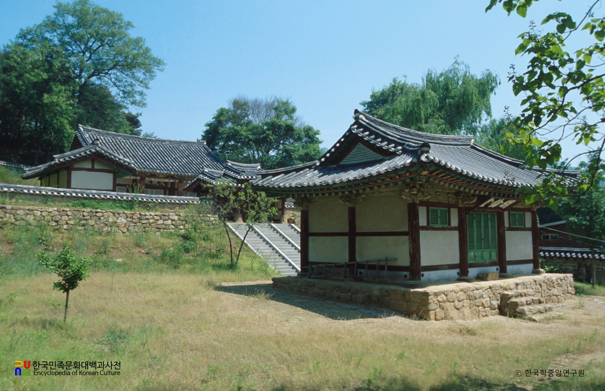 안성 죽산향교 명륜당 정측면