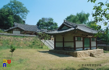 안성 죽산향교 명륜당 정측면