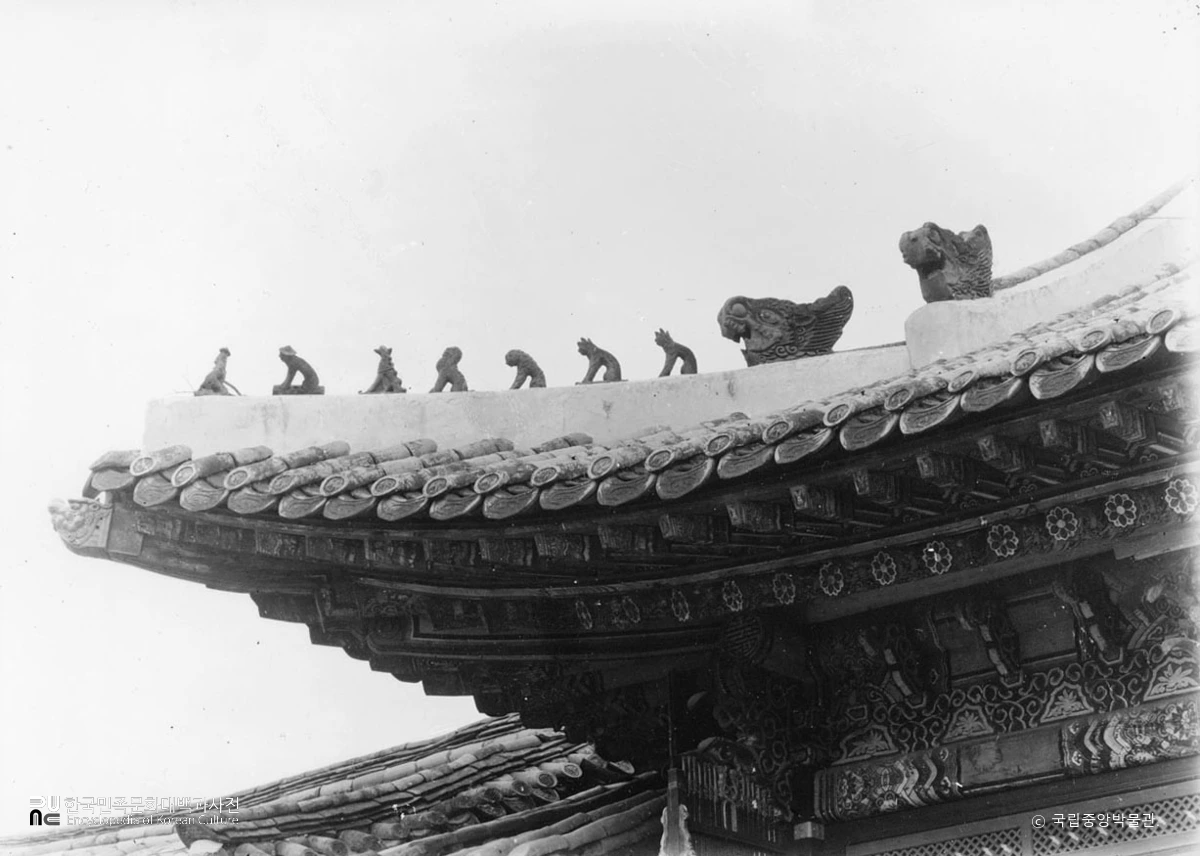 서울 경복궁 중 교태전 남서쪽 처마