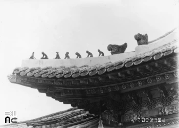 서울 경복궁 중 교태전 남서쪽 처마
