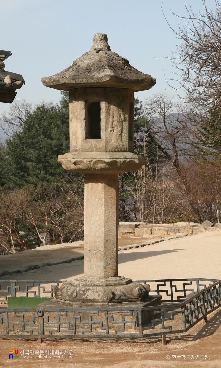 영주 부석사 무량수전 앞 석등 좌측면