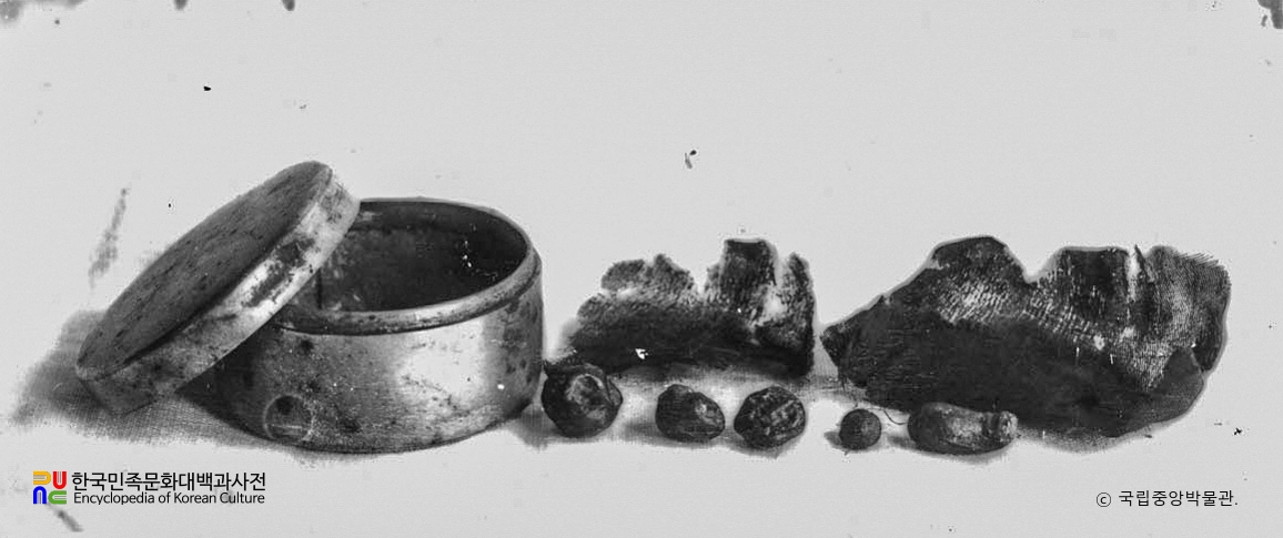 경주 분황사 모전석탑 발견 은합, 사리공양구