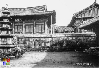 구례 화엄사 대웅전과 동오층석탑 정면 좌측