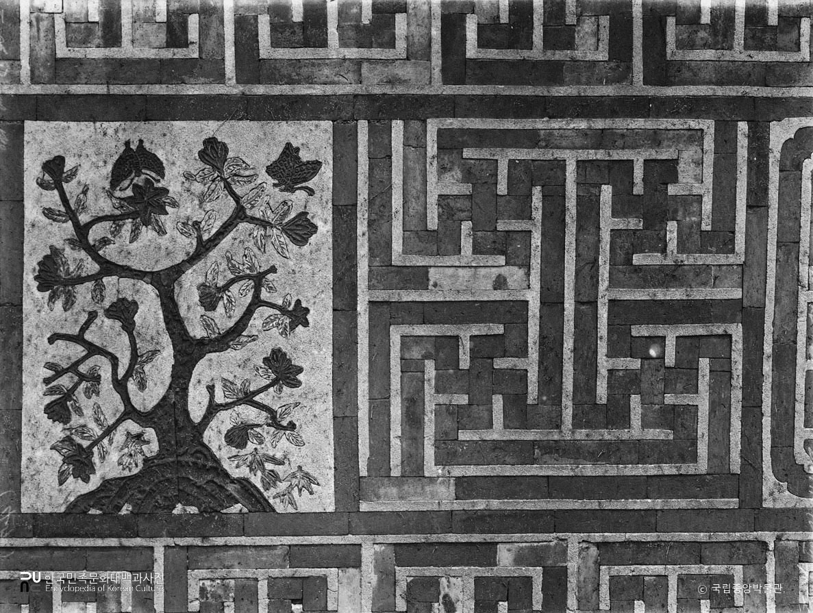 서울 경복궁 자경전 서측 꽃담의 문양