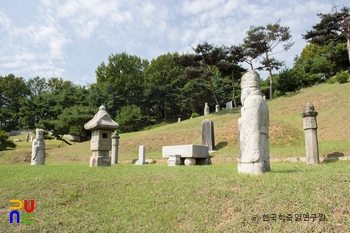 고양 진주 류씨 세장지 중 류진동 묘 정측면